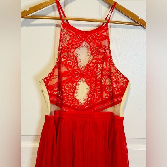 Elegant Red Backless Lace Dress - Picture 3 of 11